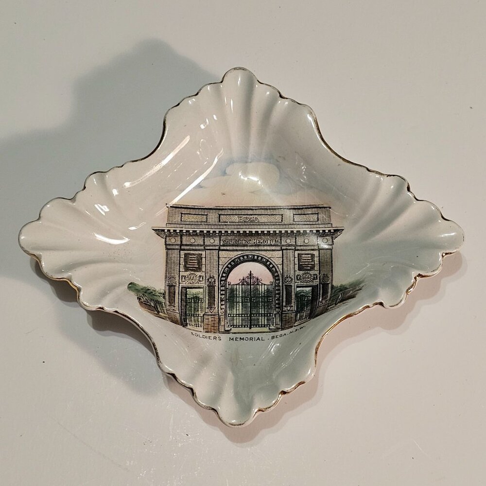 Vtg Shelley Bone China Pin  Dish Soldiers Memorial in Bega NSW Australia